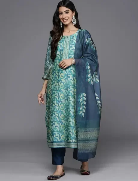 Stunning Light Green & Blue Peacock Chunri Dress: Elegant Indian Style